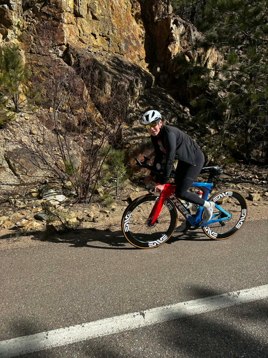 La double olympienne Amélie Kretz utilise désormais une vélo de TT pour peaufiner sa préparation à ses triathlons de longue de distance